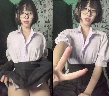 Em học sinh vú nhỏ với lồn không lông lộ clip không che